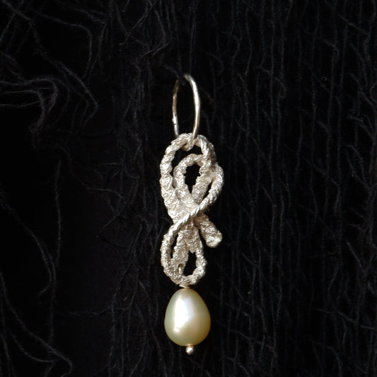 Buntline earring with pearl drop (single)