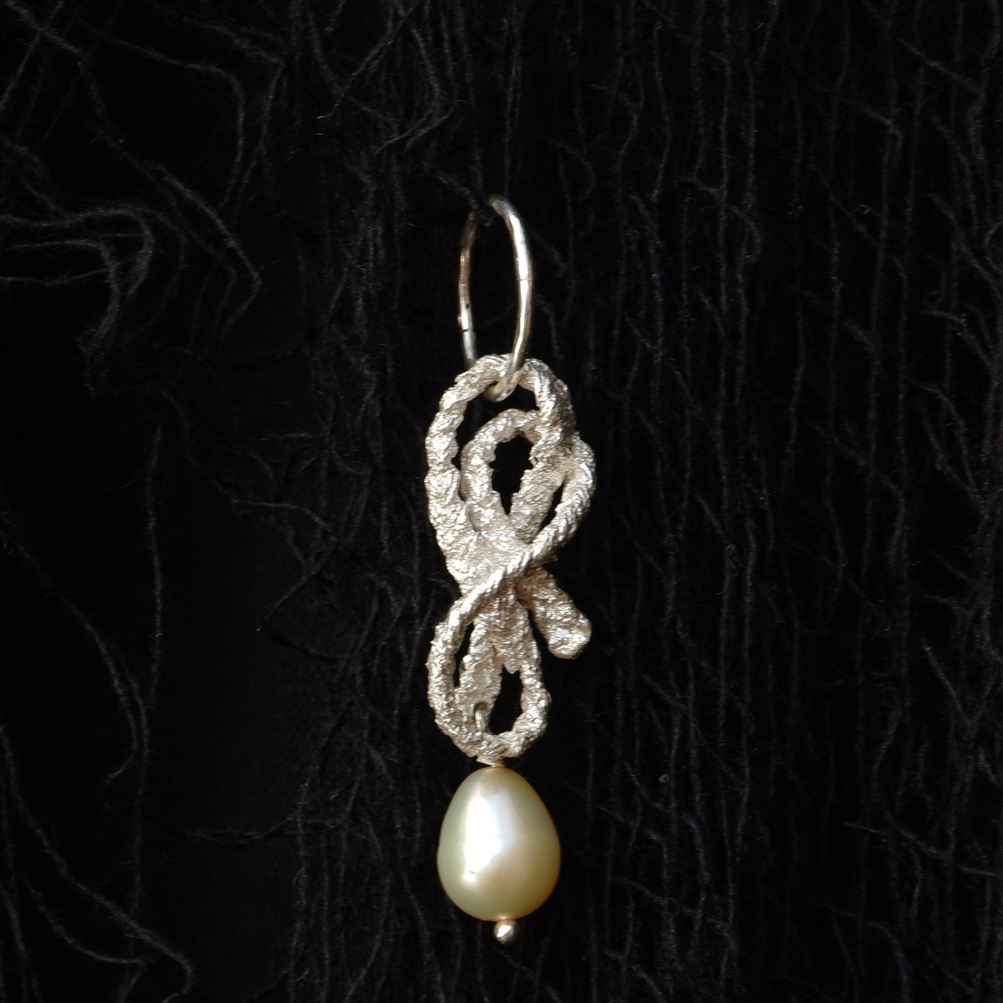 Buntline earring with pearl drop (single)