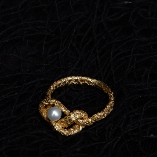 Figure 8 ring with resting pearl